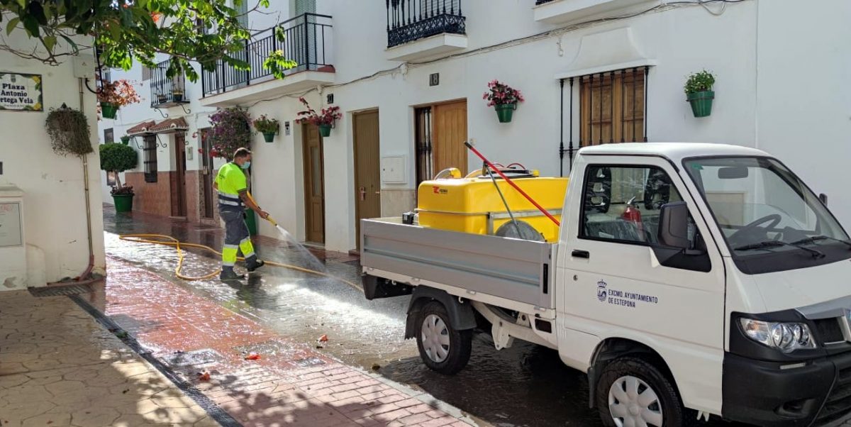 Estepona baldea a diario sus calles con aromas florales - Baldeo perfume 3 baldeo Estepona calles verano