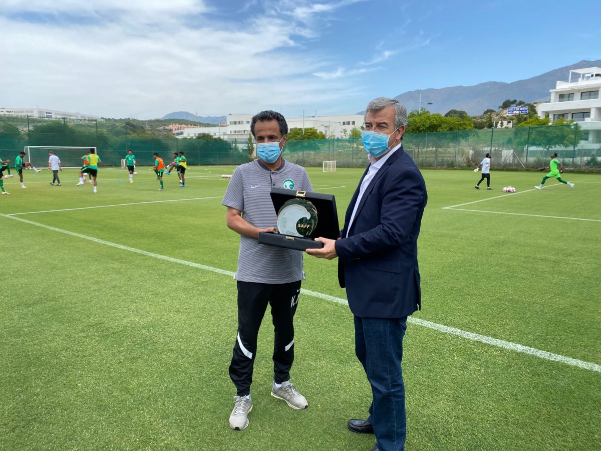 El alcalde recibe a la selección Arabia Saudí en Estepona.