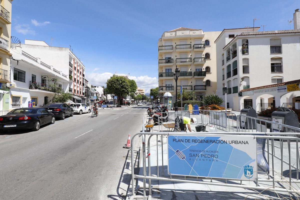 San Pedro renueva la avenida Pablo Ruiz Picasso con la renovación de más de 9.500 metros cuadrados de asfalto - MG 4667 Obras de asfaltado en la avenida Pablo Ruiz Picasso.