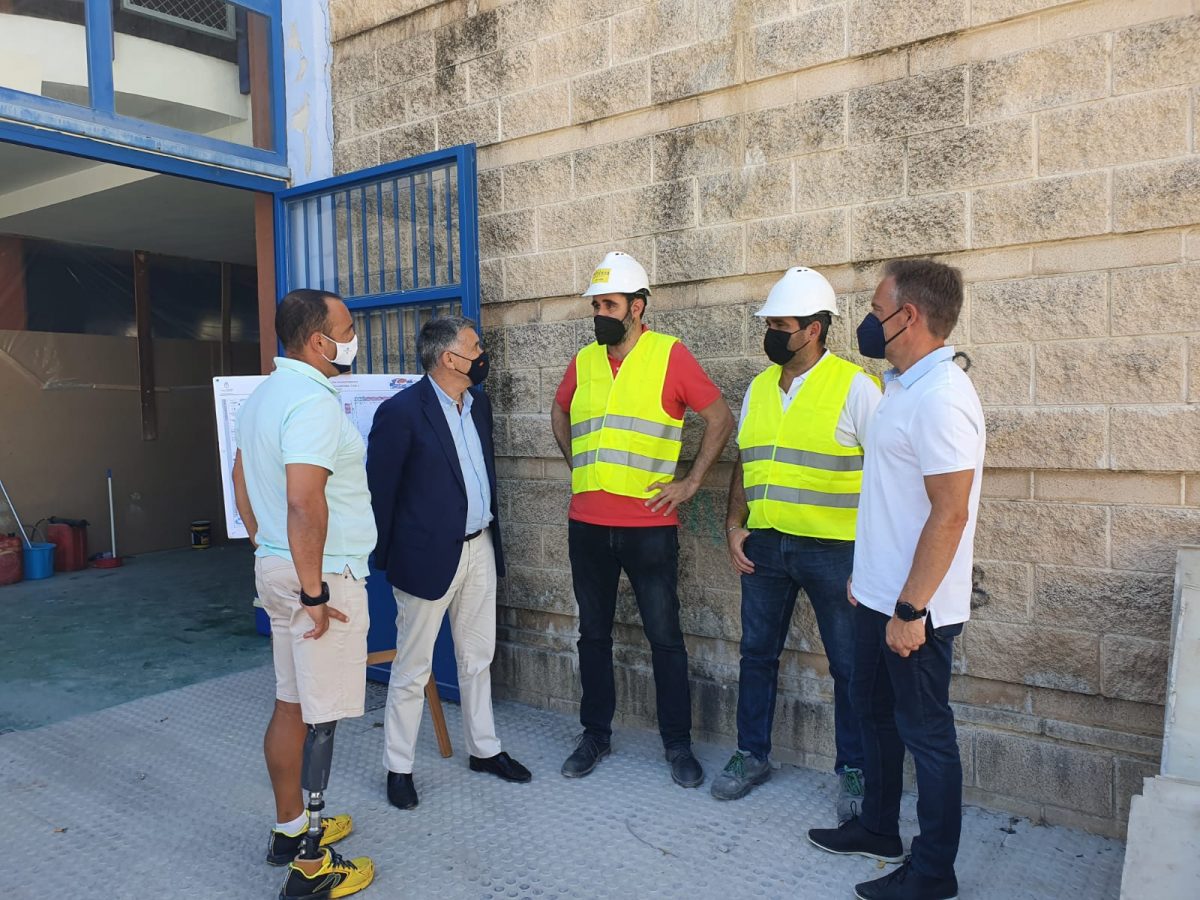 Comienzan las obras del Pabellón Polideportivo Elena Benítez para la renovación de vestuarios y aseos - WhatsApp Image 2021 06 02 at 11.13.42 Presentación del comienzo de las obras del Pabellón Polideportivo Elena Benítez, en San Pedro Alcántara. / D.MACÍAS