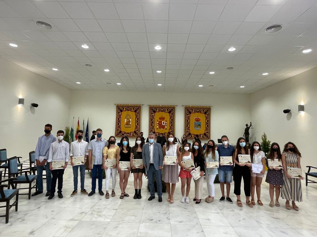 Reconocido el talento y el esfuerzo de los 16 mejores alumnos de Bachillerato de Estepona - WhatsApp Image 2021 06 22 at 18.04.05 Macías excelencia académica alcalde Estepona García Urbano alumnos bachillerato
