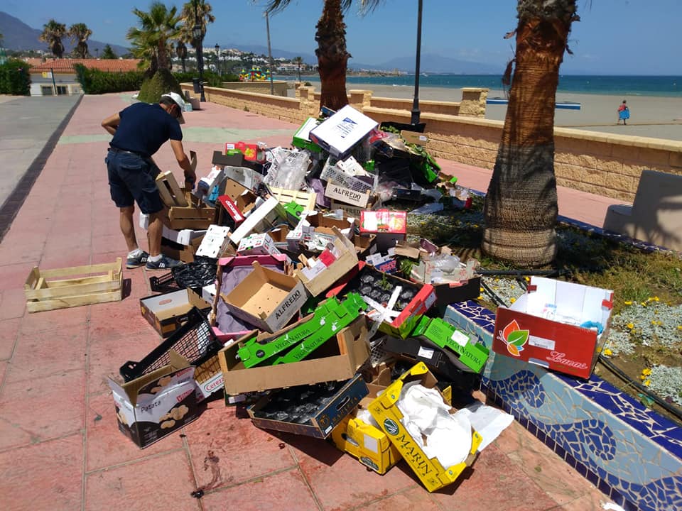 El Ayuntamiento de Manilva recuerda las multas de 100 a 3.000 euros "por las actitudes incívicas" - 210187332 2827840537529420 7059216561280610630 n Enseres tirados en la vía pública en Manilva.