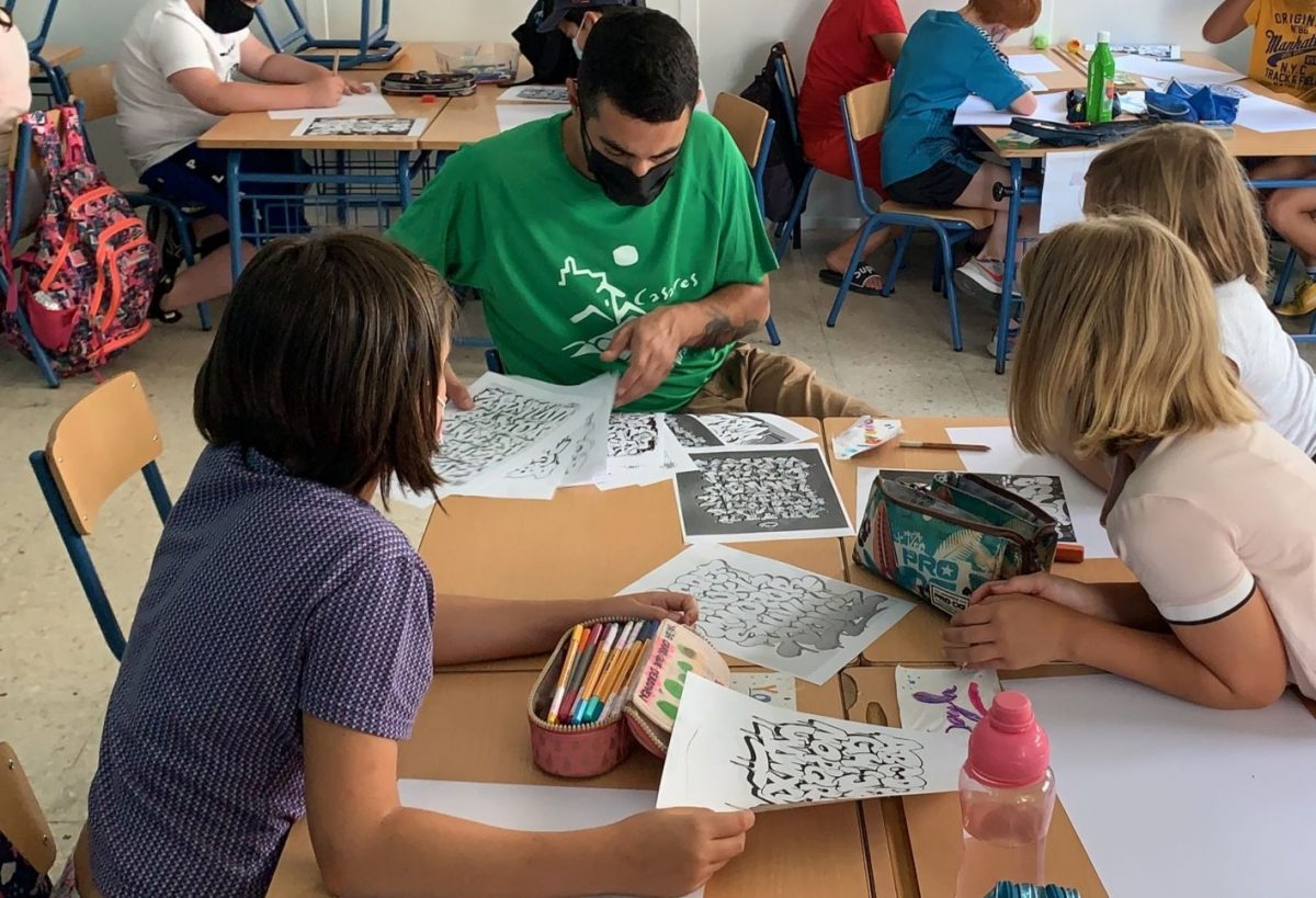 Los alumnos de la Escuela de Verano de Casares disfrutan de un taller de arte urbano - 217423597 3041744719441115 3675949533167601392 n El artista Sakelnk imparte un taller de arte urbano a los alumnos de la Escuela de Verano en Casares.