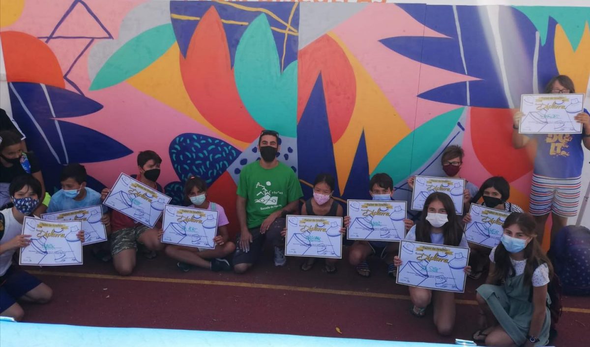 La fiesta de la espuma, la feria del niño o el taller de grafiti hacen relucir a la Escuela de Verano de Casares - 218756914 3045525375729716 7369243339965327919 n Curso de grafiti en la escuela de verano de Casares.