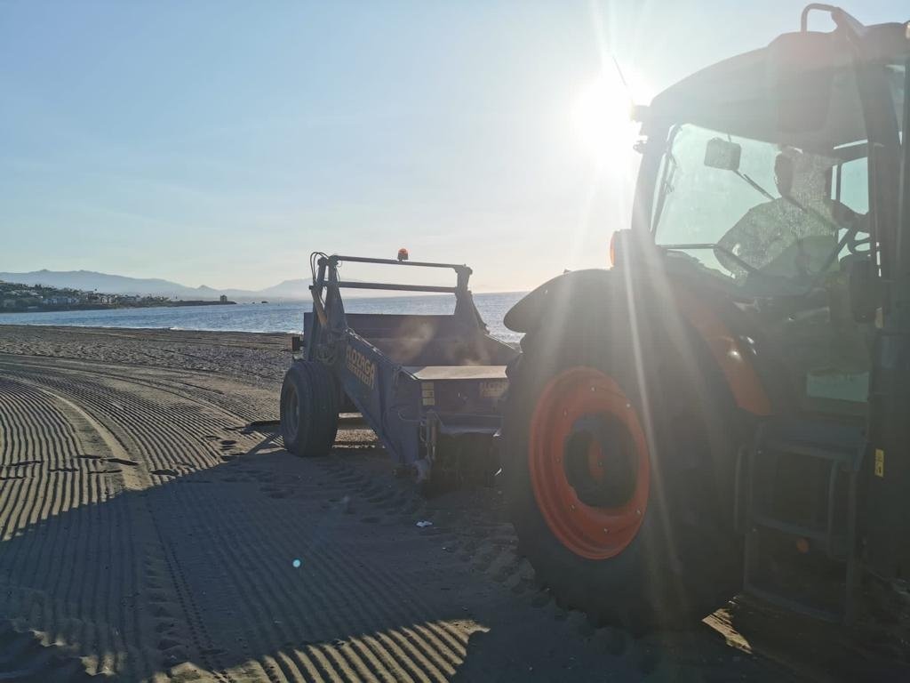 Manilva realiza una limpieza de algas y cribado de arena en su litoral - 220905780 2843662319280575 8503747920504398435 n Limpieza de playas en Manilva.