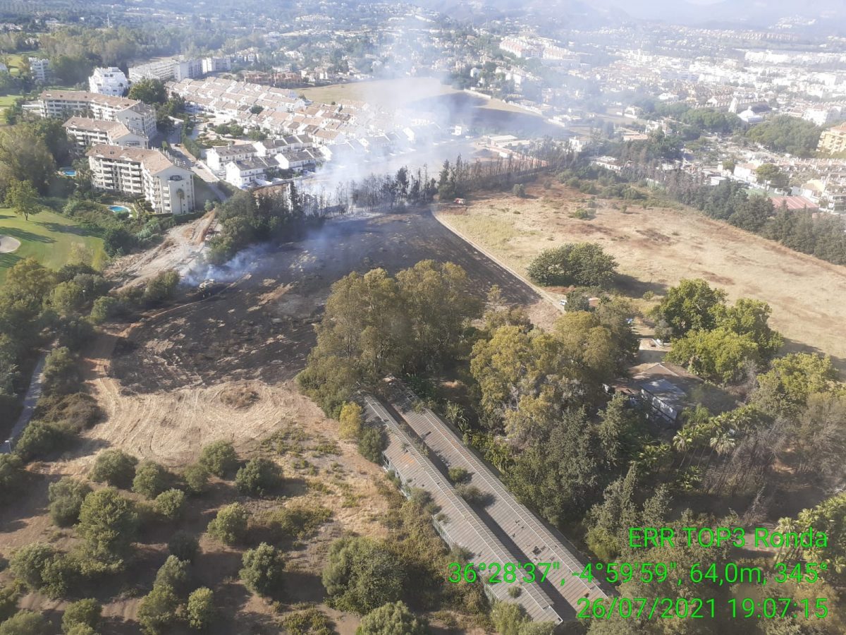 Extinguido el incendio junto al Club de Golf Guadalmina en San Pedro Alcántara - E7PZQO2XoAI59 d Incendio Marbella, a la altura de San Pedro. / INFOCA