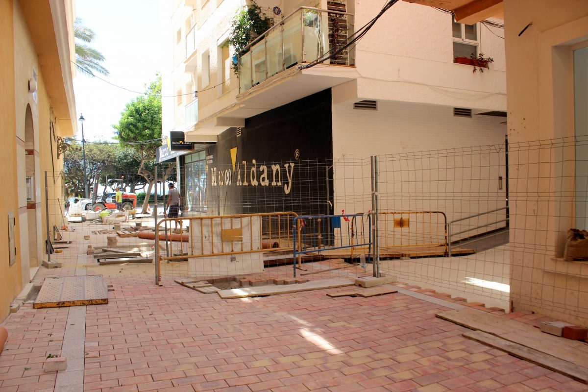 Obras en calle Núñez de Balboa, en Estepona.