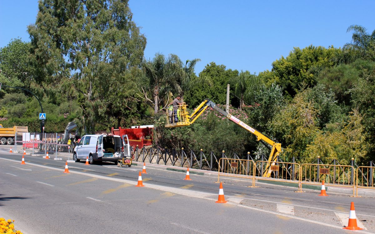 Comienzan las obras para ampliar las pasarelas peatonales del puente de La Cala en Estepona - Foto Puente La Cala 2 Obras de ampliación del puente de La Cala en Estepona.