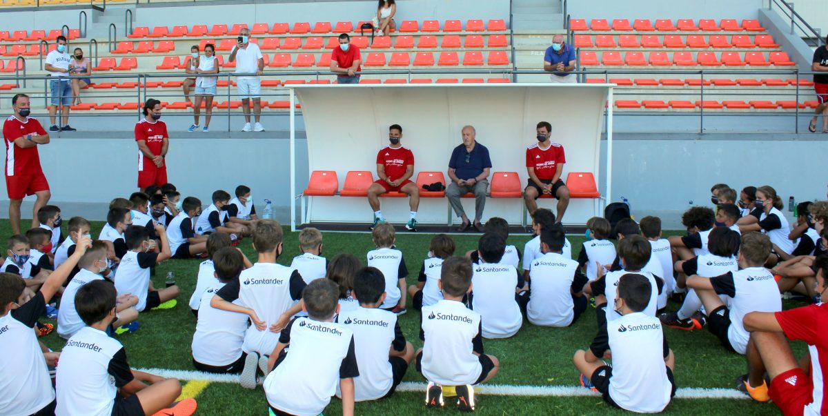 Una edición especial del Campus de Fútbol de Vicente del Bosque llega en Navidad a Estepona - Foto Vicente del Bosque Vicente del Bosque visita su Campus de Verano en Estepona.