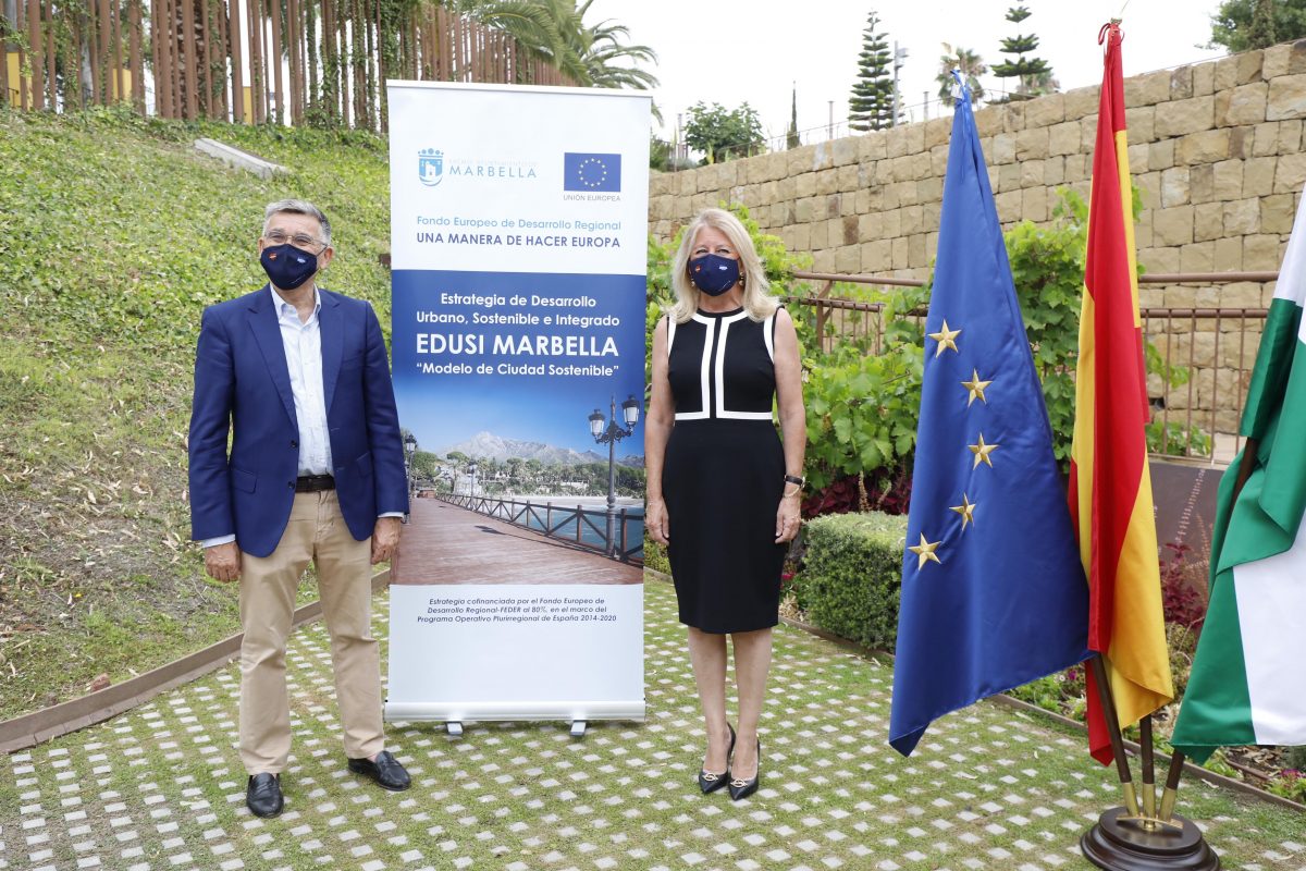 Marbella destina 18 millones de euros en la mejora de los barrios, el equipamiento y los servicios - MG 5730 El teniente alcalde de San Pedro Alcántara, Javier García, y la alcaldesa de Marbella, Ángeles Muñoz.