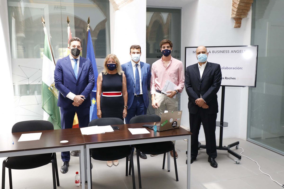 Marbella y la Escuela de alta dirección hotelera Les Roches, juntos para aunar talento e inversión - OTM8338 Firma del convenio entre el Ayuntamiento de Marbella y Les Roches.