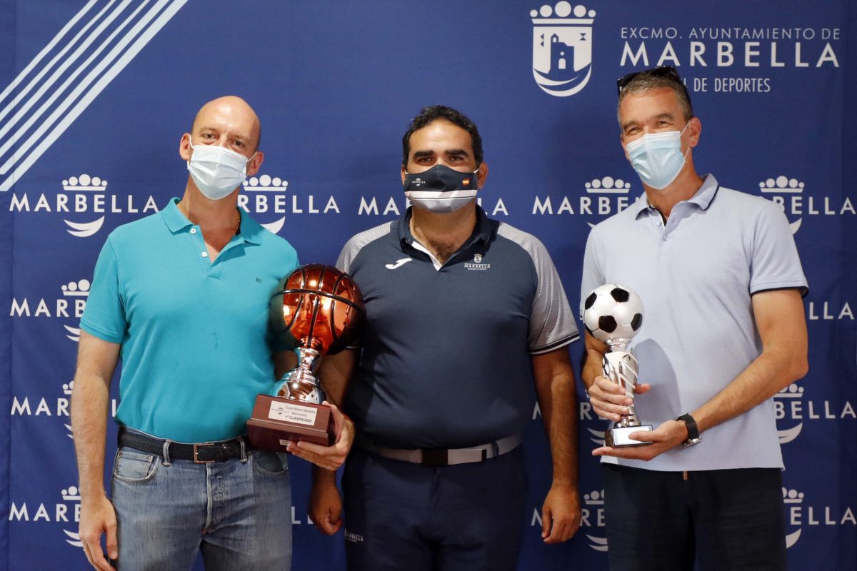 Marbella entrega los premios de las Ligas Locales de Fútbol, Baloncesto, Tenis y Frontenis - OTM8350 Entrega de premios por parte de Deportes en Marbella de la mano del concejal Manuel Cardeña.