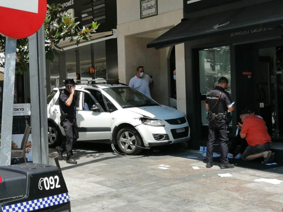 Ocho heridos después de que un conductor se lleve por delante varias mesas en el centro de Marbella - WhatsApp Image 2021 07 19 at 15.54.05 Vehículo estrellado contra un portal y los comercios de la Avenida Miguel Cano, tras llevarse varias mesas por delante. / Área Costa del Sol