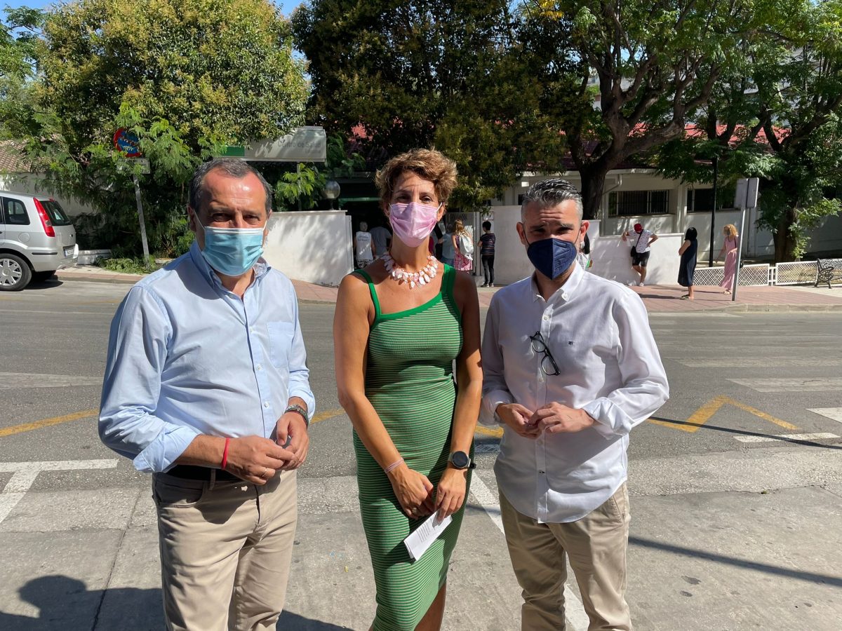El PSOE pide medidas para evitar el colapso sanitario que se está produciendo en Estepona - WhatsApp Image 2021 07 20 at 19.27.35 El Grupo Socialista a las puertas del ambulatorio de Estepona. / D.MACÍAS