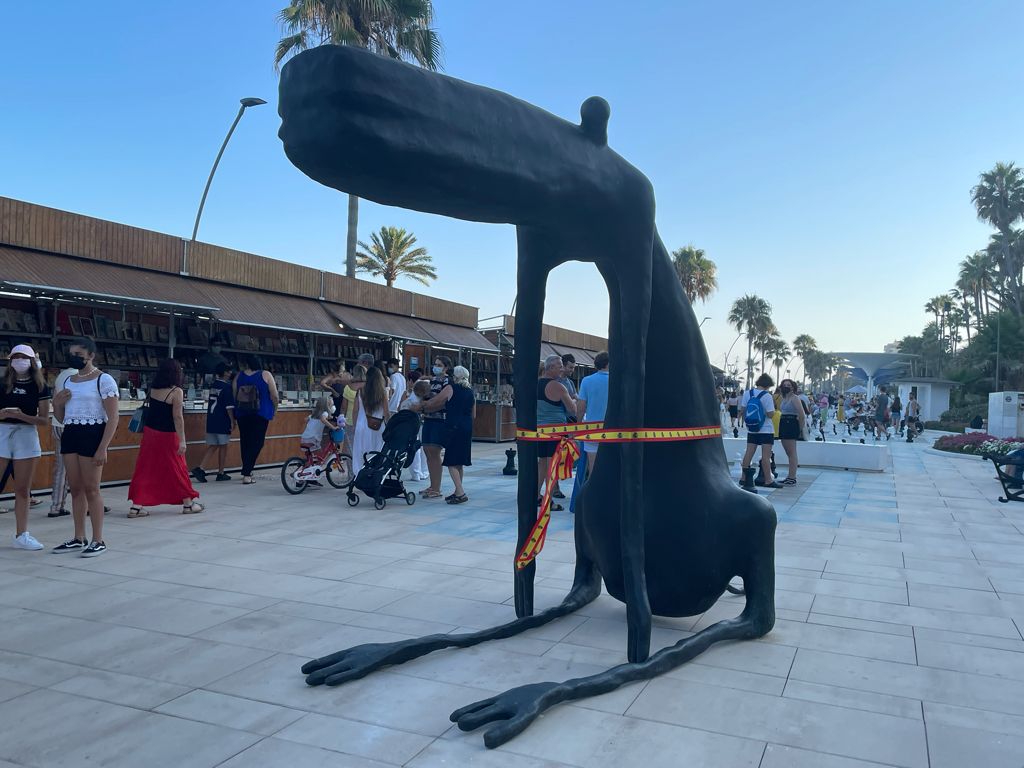 Estepona presenta su 'Perro' del Paseo Marítimo en el lugar más fotografiado de la ciudad - WhatsApp Image 2021 07 28 at 17.42.27 'Perro I', en el Paseo Marítimo de Estepona en su inauguración. / D.MACÍAS
