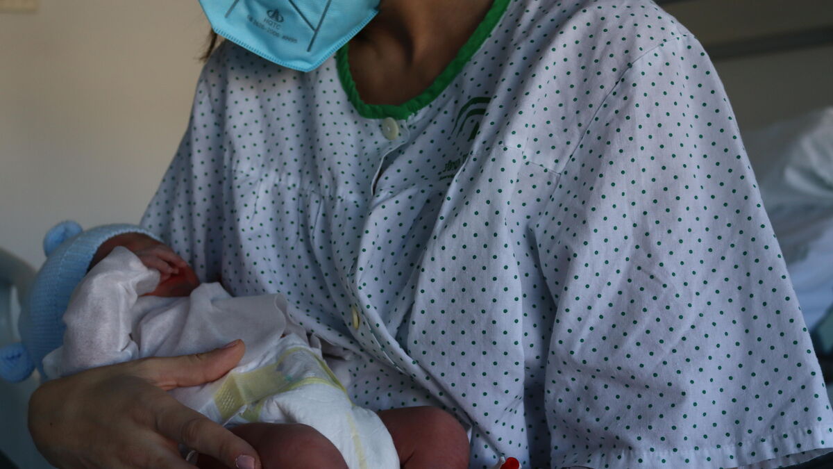 Unos dos mil padres se benefician de la ampliación de 16 semanas de permiso por paternidad en la provincia - madres Covid dado Materno Un recién nacido en imagen de archivo.