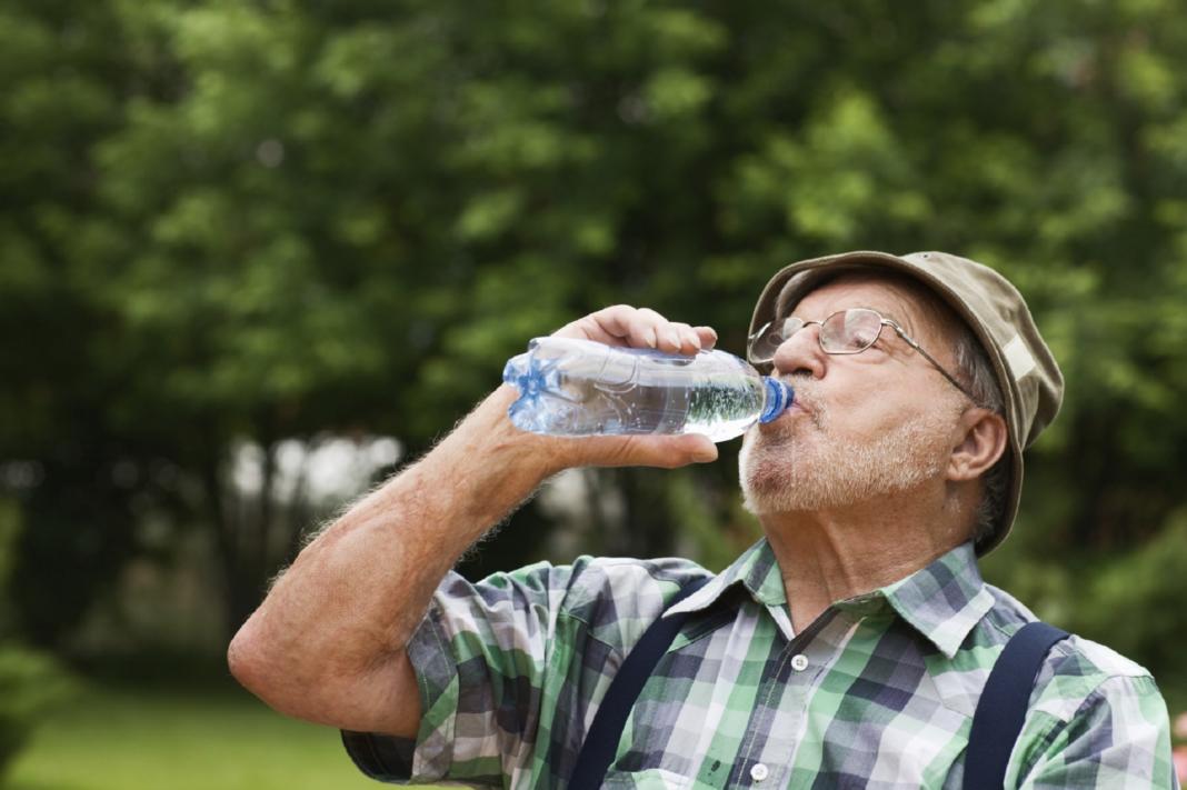 El Ayuntamiento de Marbella asegura haber informado a más de 750 personas para evitar los efectos del calor - viejito tomando agua Persona mayor bebiendo agua. Archivo