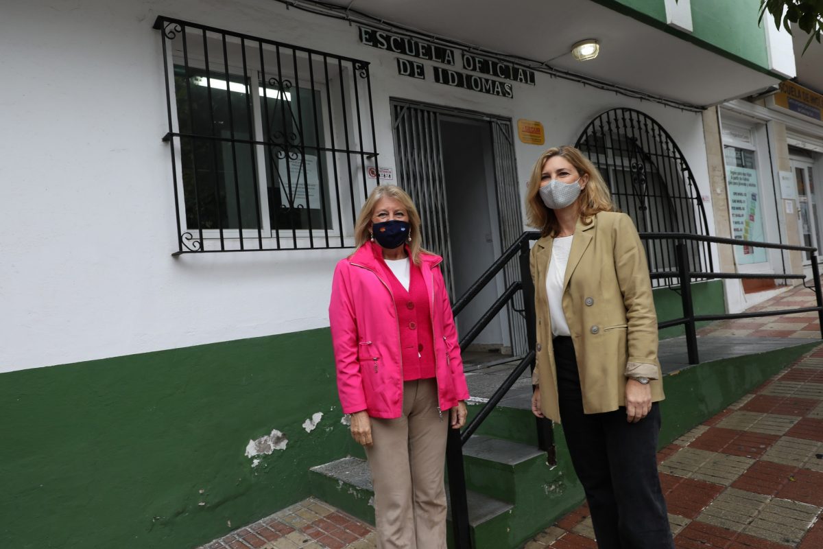 La antigua Escuela Oficial de Idiomas de Marbella se convertirá en viviendas públicas de alquiler para jóvenes - 0H3A2040 imagen de archivo de la alcaldesa, Ángeles Muñoz, durante la visita a Marbella de la secretaria general de Vivienda de la Junta de Andalucía, Alicia Martínez, el pasado abril.