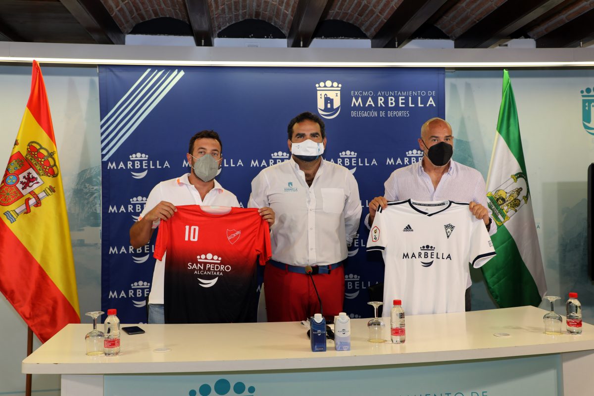 Marbella FC y UD San Pedro se patrocinado un año más por el Ayuntamiento - 0H3A4785 Manuel Cardeña junto con Fernando Calvo y Óscar Escobar