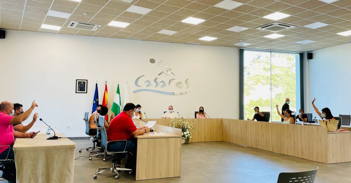 Casares pide a la Junta apoyo económico para afrontar las consecuencias de la crisis sanitaria - 231161109 3058491541099766 1512917882096653450 n Pleno de Casares en el mes de agosto.