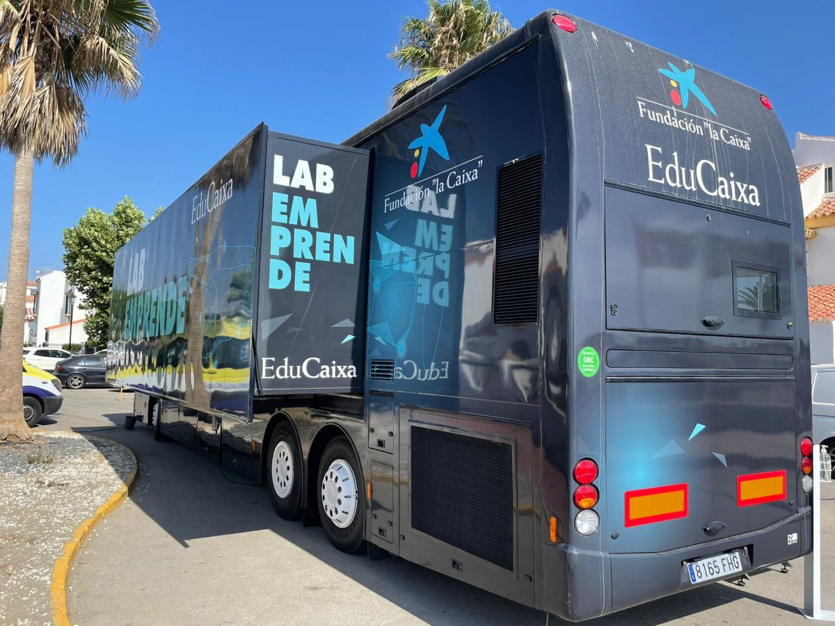 El autobús 'LABEMPRENDE' ya está en Casares Costa - 240524937 3074464692835784 1245697953236265291 n Autobús 'LABEMPRENDE', en Casares Costa.