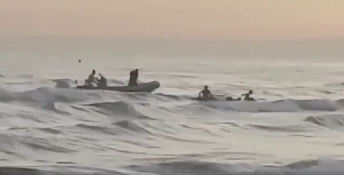 Narcotraficantes descargan fardos a plena luz del día en una playa de Marbella - Captura de pantalla 2021 08 17 a las 20.28.09 Narcotraficantes descargan fardos a plena luz del día en una playa de Marbella - Captura de pantalla 2021 08 17 a las 20.28.09