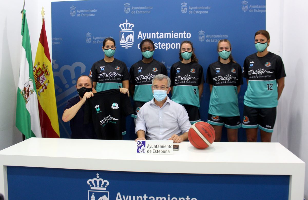 El CAB Estepona y el Ayuntamiento colaboran para promocionar el municipio en la segunda categoría del baloncesto nacional femenino - Foto CAB El CAB Estepona y el Ayuntamiento colaboran para promocionar el municipio en la segunda categoría del baloncesto nacional femenino - Foto CAB