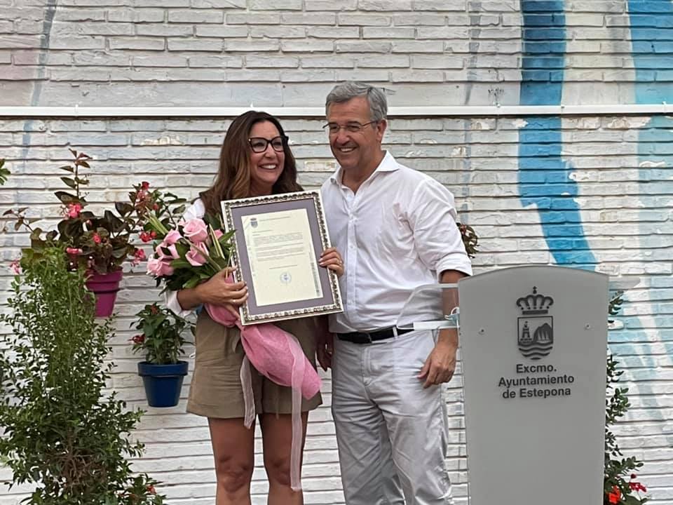 Estepona recibe con los brazos abiertos la solidaridad que desprende María Bravo - Maria Bravo con el Alcalde de Estepona Jose Maria Garcia Urbano