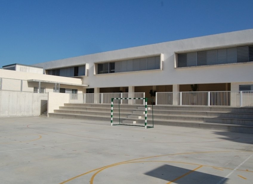 Más de 1,5 millones de euros para la ampliación del CEIP Isdabe del Mar de Estepona - Patio del CEIP Isdabe del Mar Más de 1,5 millones de euros para la ampliación del CEIP Isdabe del Mar de Estepona - Patio del CEIP Isdabe del Mar