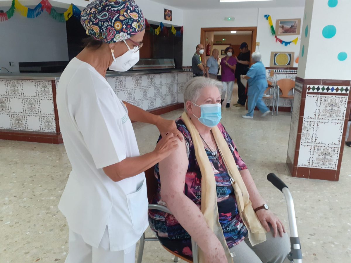 La tercera dosis de la vacuna contra COVID-19 llega a las residencias de mayores - 3dosis residencias 1 Los ancianos reciben la tercera dosis en las residencias de mayores.