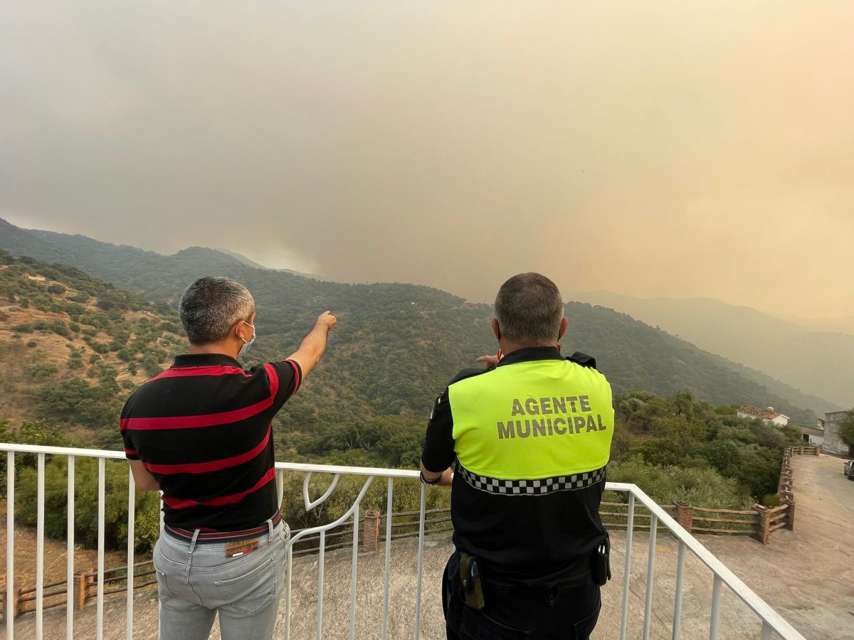 Genalguacil, también desalojado junto a Jubrique - 6f030934 384b 4c24 bf04 de50811c2c43 El alcalde y un municipal de Genalguacil nos muestran el fuego en el municipio. / D.MACÍAS