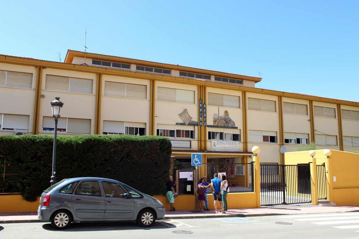 Estepona cuenta con intérpretes en 11 idiomas para los padres de alumnos extranjeros en los centros educativos - Foto interpretes Colegio Nuestra Señora Virgen del Carmen.