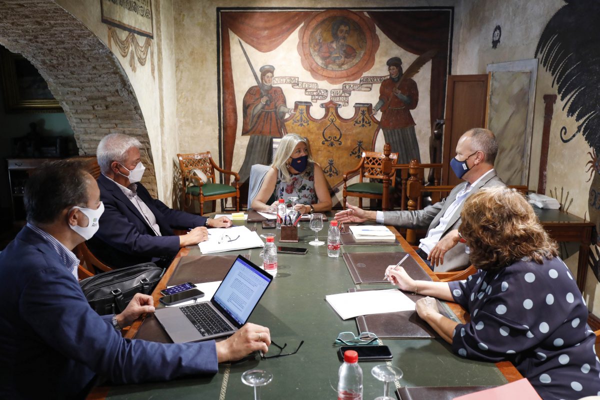 El tráfico en la A-7 o la falta de recursos humanos en el sector turístico preocupan a los hoteleros - OTM9527 1 Reunión de la alcaldesa de Marbella, Ángeles Muñoz, con el presidente de la Asociación de Empresarios Hoteleros de la Costa del Sol (Aehcos), José Luque.