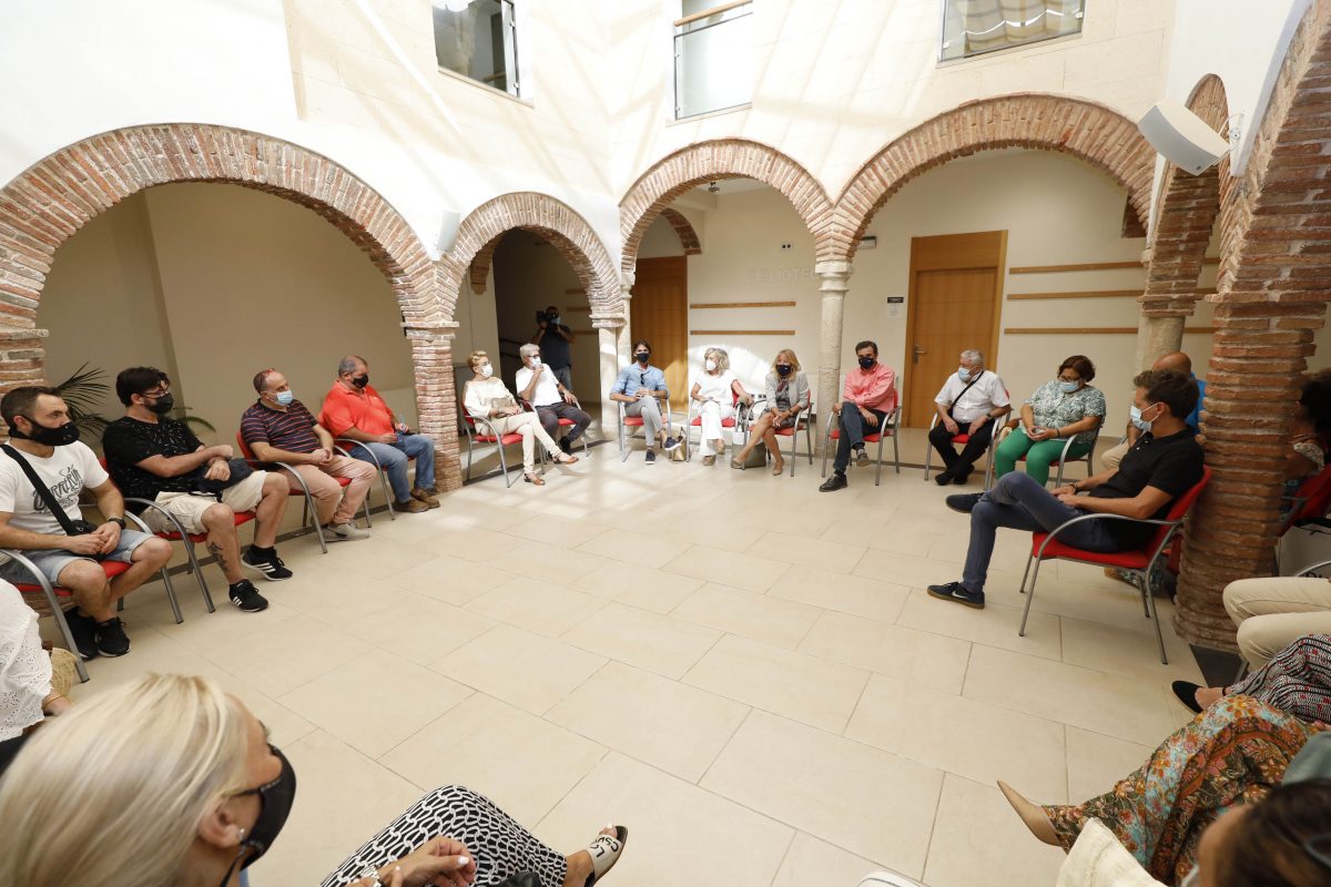 Marbella pone a disposición de los negocios de la ciudad sus medios de comunicación locales - OTM9566 Reunión del Ayuntamiento con los comerciantes de Marbella.