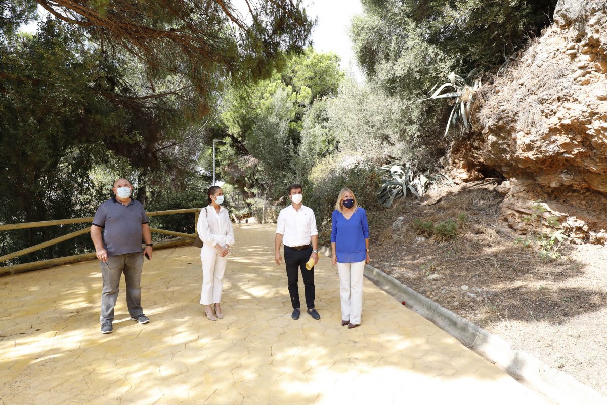 Remodelados dos kilómetros de senderos del Pecho de las Cuevas, uno de los grandes pulmones verdes de Marbella - OTM9652 La alcaldesa, Ángeles Muñoz, acompañada del concejal de Obras, Diego López, visita las mejoras realizadas en el sendero del Pecho de las Cuevas.