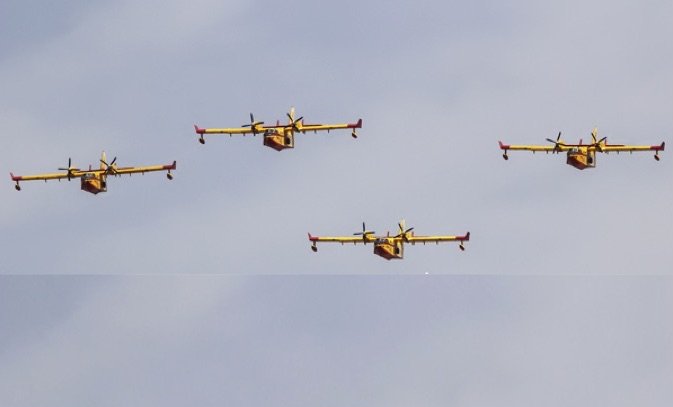 Avión anfibio Bombardier CL-215: así son los bomberos del aire que operan en Sierra Bermeja - Sin título
