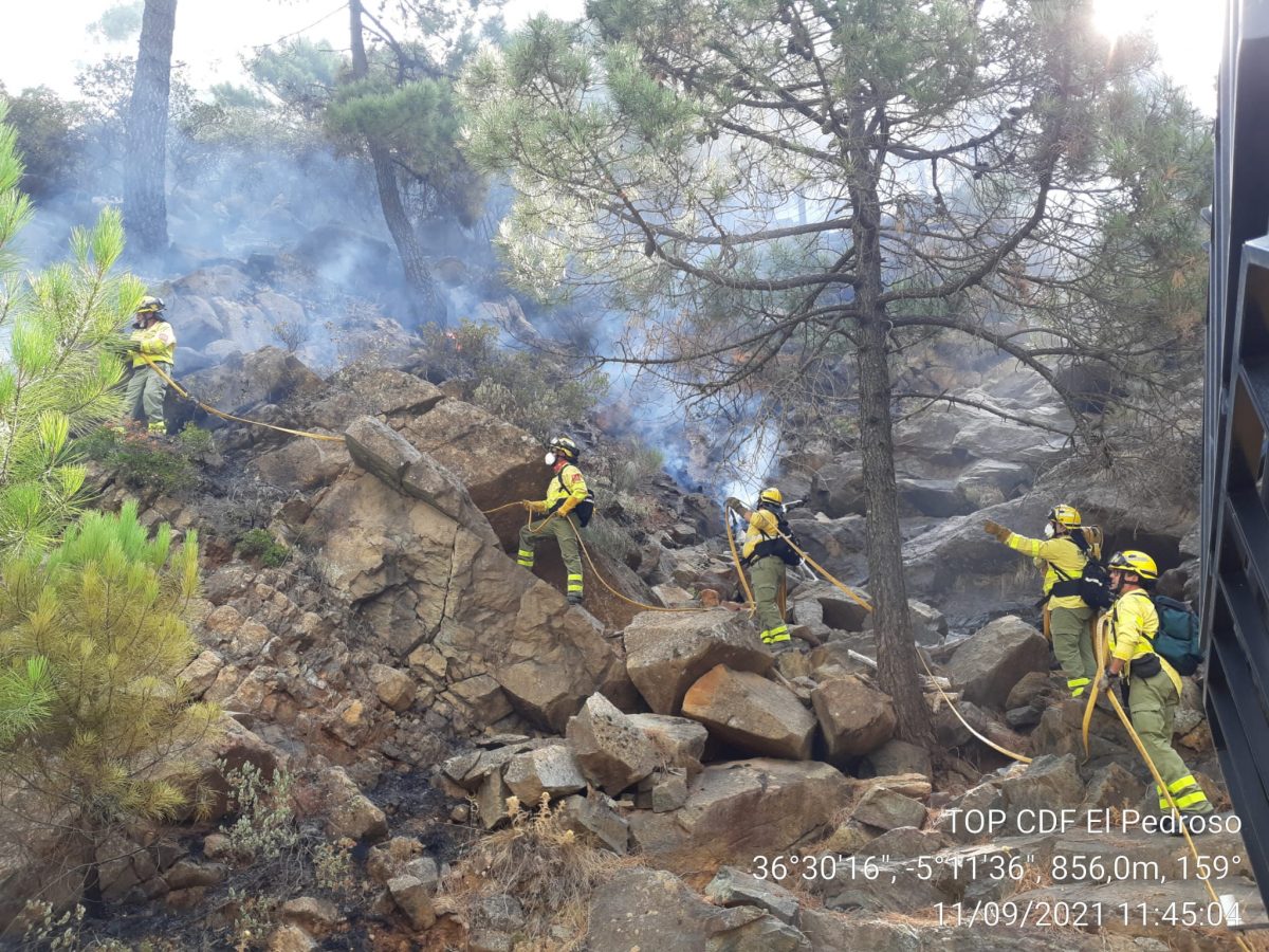 Medio centenar de bomberos siguen trabajando para liquidar el incendio de Sierra Bermeja - bomberos Medio centenar de bomberos siguen trabajando para liquidar el incendio de Sierra Bermeja - bomberos