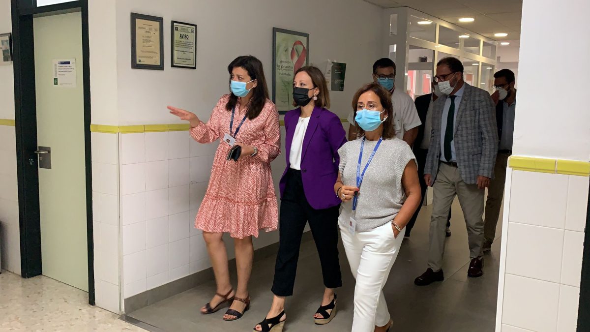 La presencialidad volverá a los centros de salud a partir de octubre de forma progresiva - foto Centro Salud Torre del Mar La delegada del Gobierno andaluz en Málaga, Patricia Navarro, en una visita al centro de Salud de Torre del Mar.