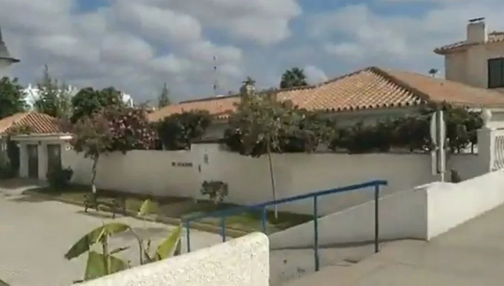 Okupan un chalet de lujo de dos millones de euros, a pie de playa y hasta con piscina cubierta en Mijas - okupas mijas Okupan un chalet de lujo de dos millones de euros, a pie de playa y hasta con piscina cubierta en Mijas - okupas mijas