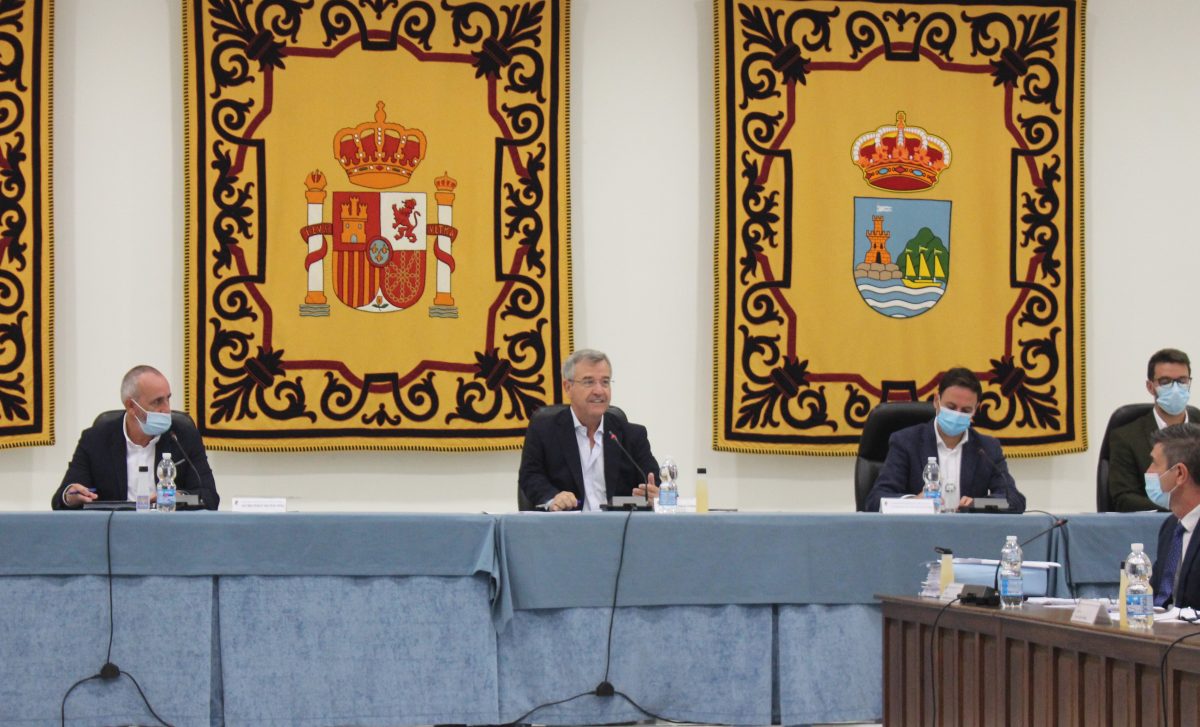 Aprobado el Presupuesto para 2022 con un máximo histórico de 22,6 millones en inversiones productivas - pleno El alcalde de Estepona en el pleno de septiembre.