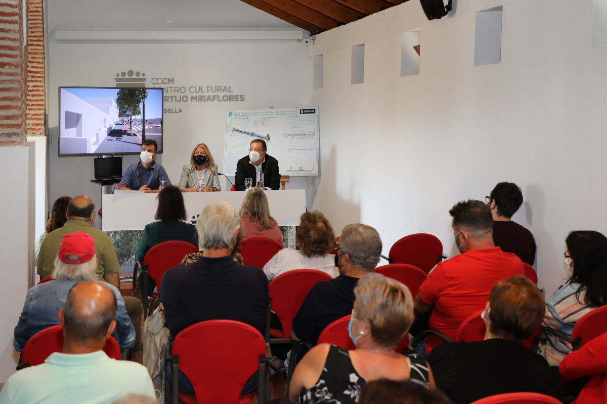 Remodelación integral de la avenida El Trapiche, con la mejora de infraestructuras - 0H3A0445 Encuentro de la alcaldesa mantenido con residentes en la zona en el Centro Cultural Cortijo Miraflores para dar a conocer este proyecto, junto al concejal de Obras, Diego López, y el gerente de Hidralia, Fulgencio Díaz.
