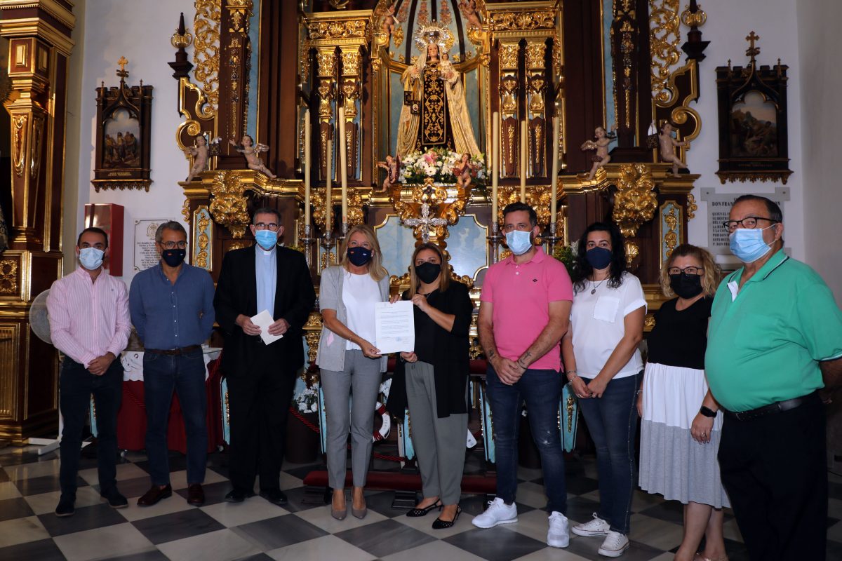 La Patrona de Marbella será coronada canónicamente - 0H3A8694 La alcaldesa, Ángeles Muñoz, acompañada de los concejales Enrique Rodríguez y José Eduardo Díaz, hace entrega a la hermana mayor de la cofradía, Ana Belén Haro, de una carta donde se plasma el respaldo municipal al proceso impulsado ante el Obispado de Málaga.