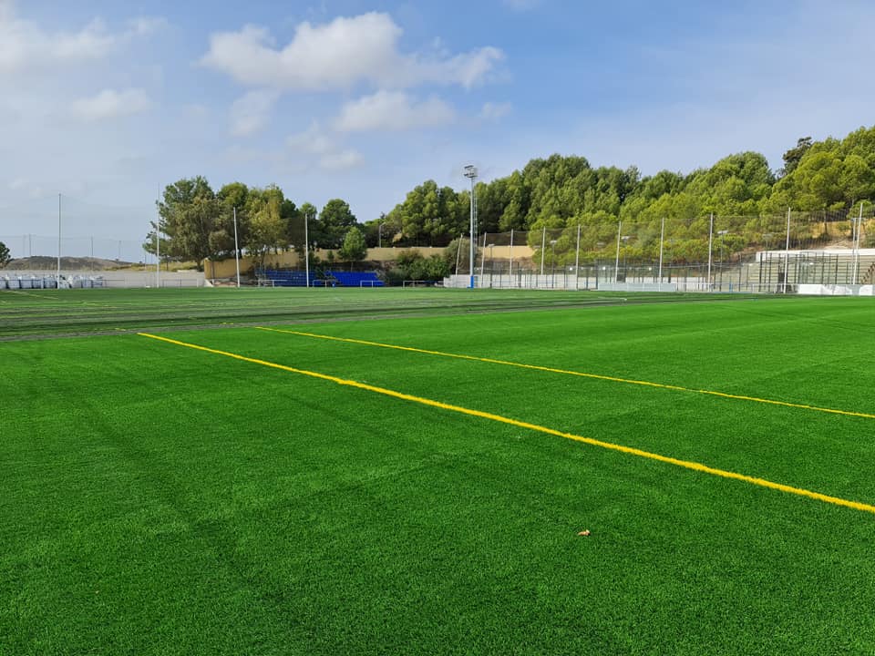 Nuevo césped del campo de fútbol de Las Viñas de Manilva.
