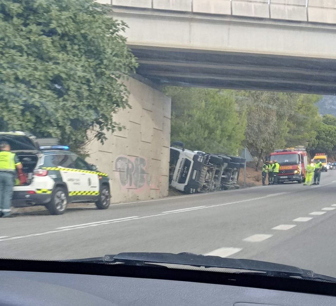 El conductor de una hormigonera queda atrapado tras volcarse el camión en la carretera de Ojén - 8D27AC73 0330 4F73 A3F6 246FAF246F39 El conductor de una hormigonera queda atrapado tras volcarse el camión en la carretera de Ojén - 8D27AC73 0330 4F73 A3F6 246FAF246F39
