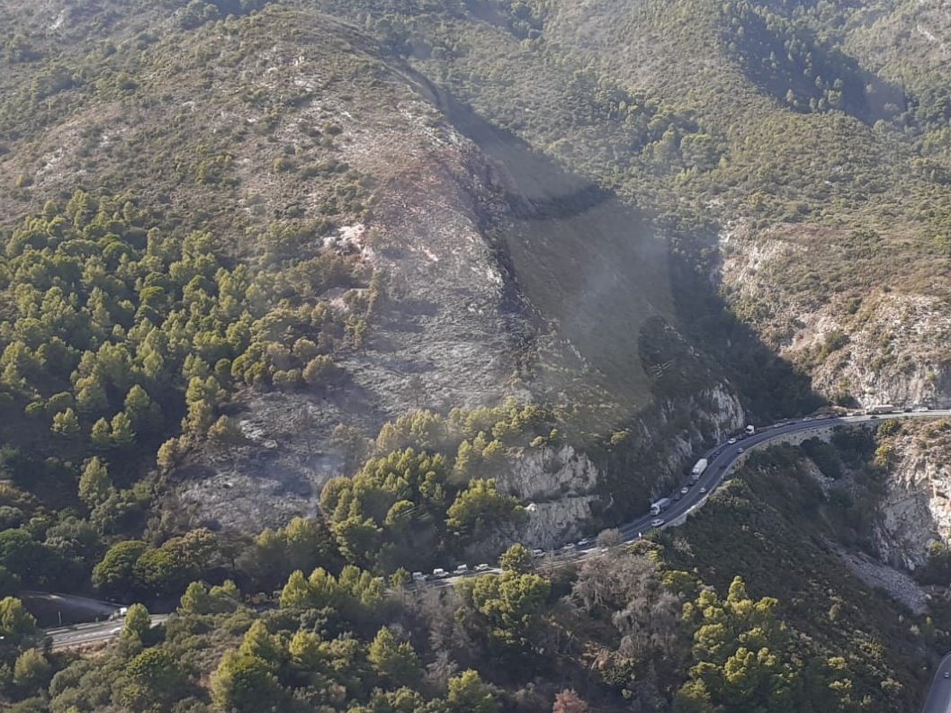 Controlado el incendio declarado este mediodía en Sierra Blanca, en Ojén - FCKQEvgWQAIvQaE Imágenes de la sierra desde el aire. / INFOCA