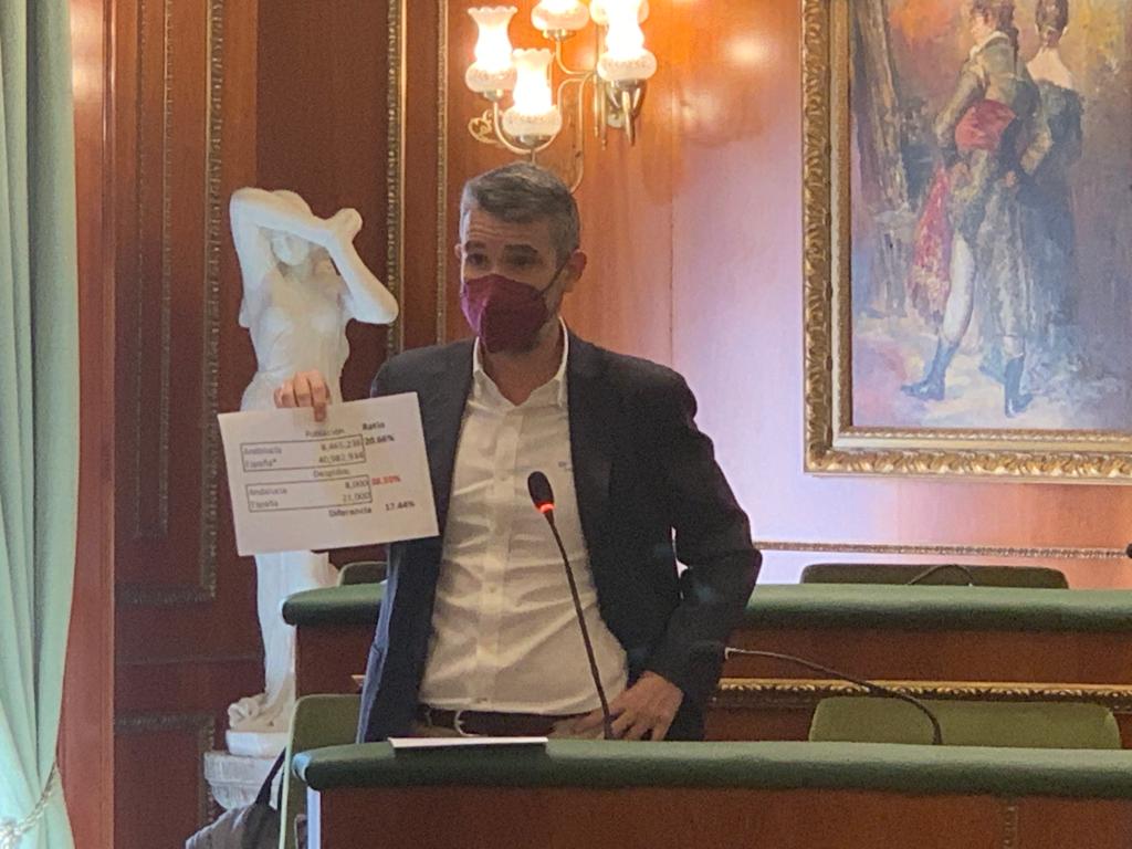 El PSOE critica que el PP "haya votado en contra de mantener a los sanitarios despedidos por la Junta" - Foto 1 3 José Bernal, en pleno.
