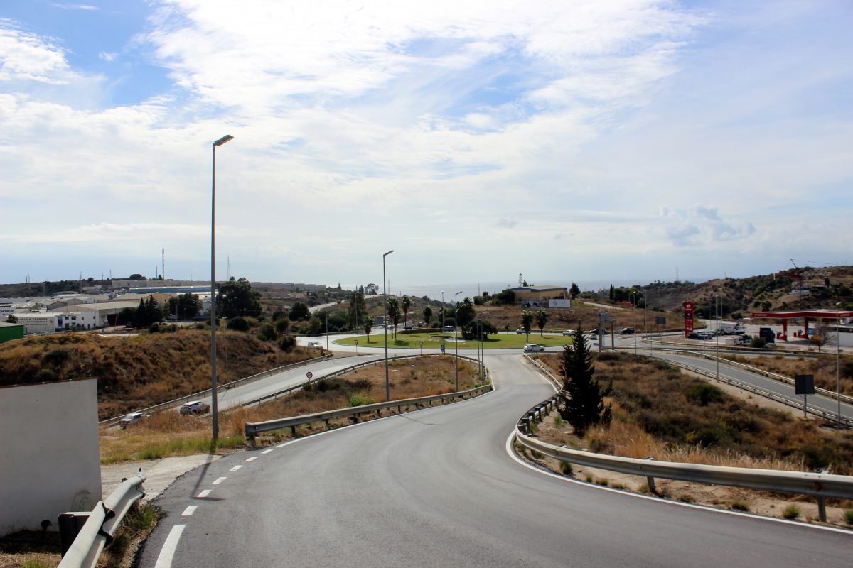 Estepona activa un plan especial con motivo de la Festividad de Todos los Santos - Foto acceso cementerio Carretera de acceso al cementerio.