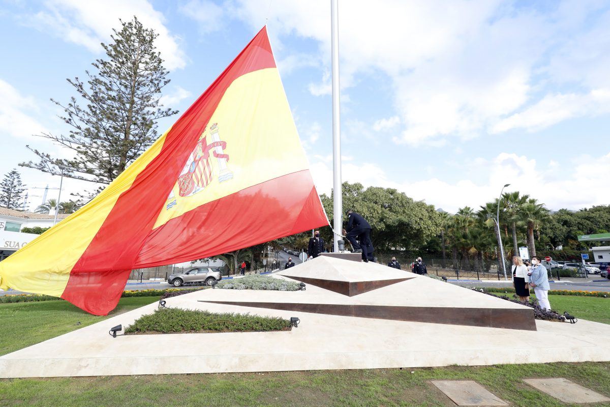 Marbella iza una nueva bandera en honor a las víctimas del coronavirus - OTL3807 1 Marbella iza una nueva bandera en honor a las víctimas del coronavirus - OTL3807 1