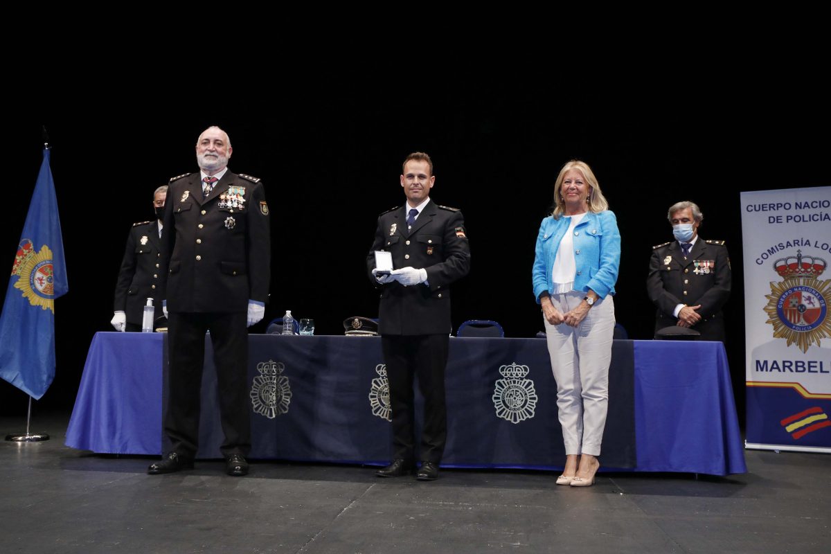 El Teatro Ciudad de Marbella alberga la entrega de medallas del Día de la Policía Nacional - OTM1603