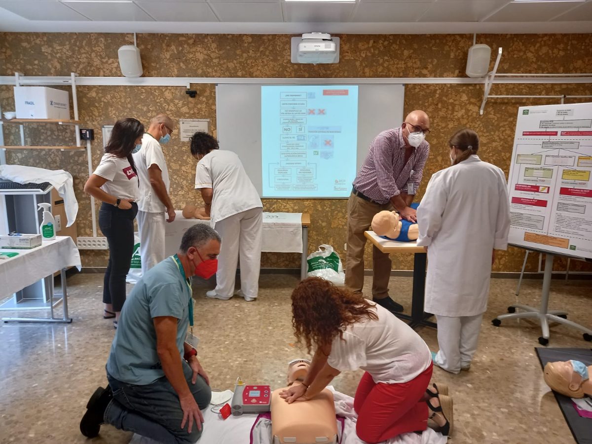 Profesionales del Hospital Costa del Sol enseñan al público el uso de desfibriladores y técnicas de reanimación cardiopulmonar - RCP HCS Profesionales del Hospital Costa del Sol enseñan al público el uso de desfibriladores y técnicas de reanimación cardiopulmonar - RCP HCS
